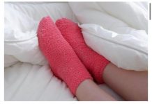 STAVILA JE BIJELI LUK U ČARAPE PRIJE SPAVANJA: Iznenadila se kad je ujutro ustala, evo šta se dogodilo