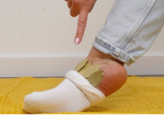 Stavite list lovora u čarapu: Prirodni lijek koji ublažava bolove tokom noći