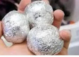 Stavila ISPRED VRATA zgužvani komad ALU folije – Rešila se preko noći problema koji je prisutan u mnogim kućama