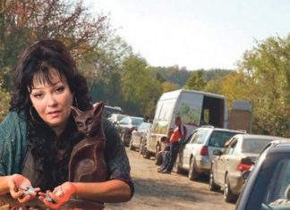 KOD LESKOVCA SE POJAVILA NOVA BABA VANGA! Hiljade ljudi danima čeka da ih leči ‘VIDOVITA’ MARINA!