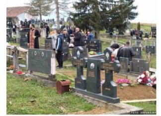 Pokojnika u Rogoznici spustili na zemlju, kada su svi očekivali popov glas, začulo se nešto jezivo: Svi su gutali suze i knedle u grlu