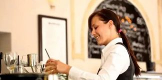 Šta znači kada gost pomaže konobaru da pokupi tanjire sa stola, prema psihologiji?