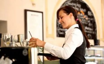 Šta znači kada gost pomaže konobaru da pokupi tanjire sa stola, prema psihologiji?