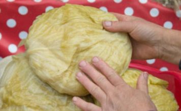 AK0 KRENE DA SE KVARl, lMA MU SPASA: Ev0 šta uraditi s kiselim kupusom ako su glavice premekane !