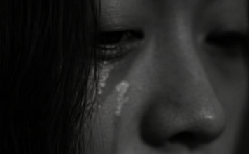 OVAKO IZGLEDA ŽENA KOJA JE NESRETNA U BRAKU: 10 signala koji se vide na kilometar