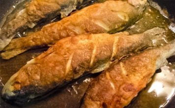 Kuhari ribu ne stavljaju u brašno, UVALJAJU JE U OVU NAMIRNICU: Ulje nikad ne prska, a ukus je bolji 10 puta