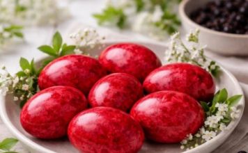 Na OVAJ NAČIN Ruskinje dobijaju NAJLEPŠE CRVENE NIJANSE I EFEKAT MERMERA: Uskršnja jaja izgledaju nestvarno, a tehnika je potpuno prirodna