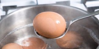 Jaja stavljate u hladnu ili ključalu vodu? STARINSKI SAVJET KAKO DA PRAVILNO SKUHATE JAJA – nikad ih lakše nećete oguliti (SAVJET)
