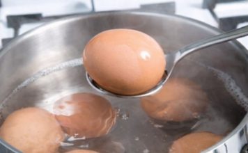 Jaja stavljate u hladnu ili ključalu vodu? STARINSKI SAVJET KAKO DA PRAVILNO SKUHATE JAJA – nikad ih lakše nećete oguliti (SAVJET)