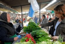 Lista „Prljavih 12“ za 2025: Koje voće i povrće zahtijeva dodatni oprez pri kupovini i pripremi