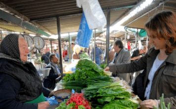 Lista „Prljavih 12“ za 2025: Koje voće i povrće zahtijeva dodatni oprez pri kupovini i pripremi