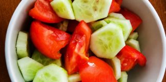 STRUČNJACI UPOZORAVAJU: Krastavce i paradajz nikada ne biste smjeli jesti zajedno u istoj salati, EVO ZAŠTO!