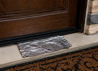 Komad aluminijumske folije stavite ispred kućnih vrata: Preko noći riješićete se velikog problema