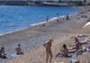 ŽENA NA PLAŽI U CRNOJ GORI ŠOKIRALA LJUDE: Ne kupa se, SVI GLEDAJU ŠTA DRŽI U RUKAMA – “ovo je kraj sveta” (VIDEO)