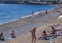 ŽENA NA PLAŽI U CRNOJ GORI ŠOKIRALA LJUDE: Ne kupa se, SVI GLEDAJU ŠTA DRŽI U RUKAMA – “ovo je kraj sveta” (VIDEO)