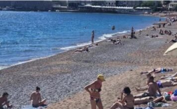ŽENA NA PLAŽI U CRNOJ GORI ŠOKIRALA LJUDE: Ne kupa se, SVI GLEDAJU ŠTA DRŽI U RUKAMA – “ovo je kraj sveta” (VIDEO)