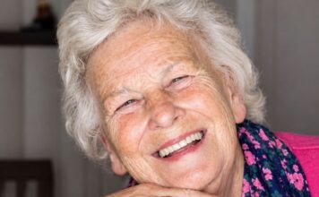ANĐELIJA (75) NEMA NI HOLESTEROL NI VISOK PRITISAK: SVAKI DAN JEDE DVE KAŠIKE OVE SMESE I ZDRAVA JE KAO DREN